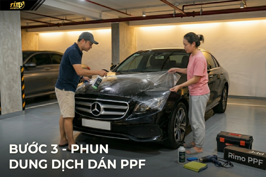 Bước 3: Phun dung dịch d&aacute;n l&ecirc;n bề mặt xe v&agrave; phim